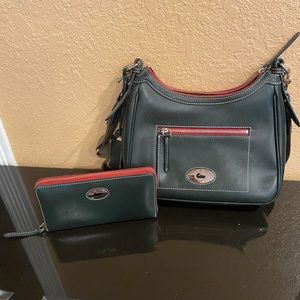 D&B lg signature hobo style. Smooth leather exterior & leather interior.